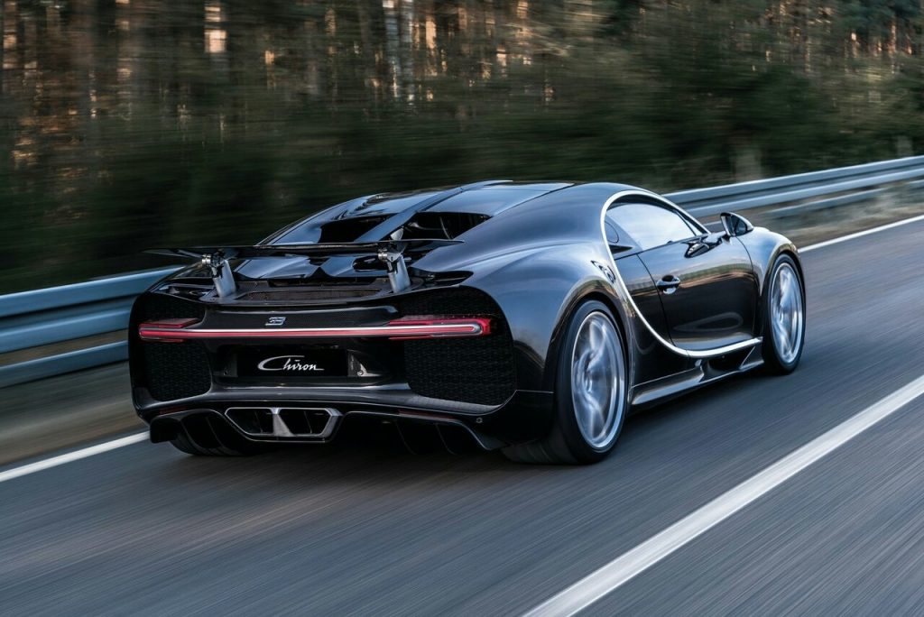 Bugatti Chiron hareket halinde arka bölüm ve açık spoyler