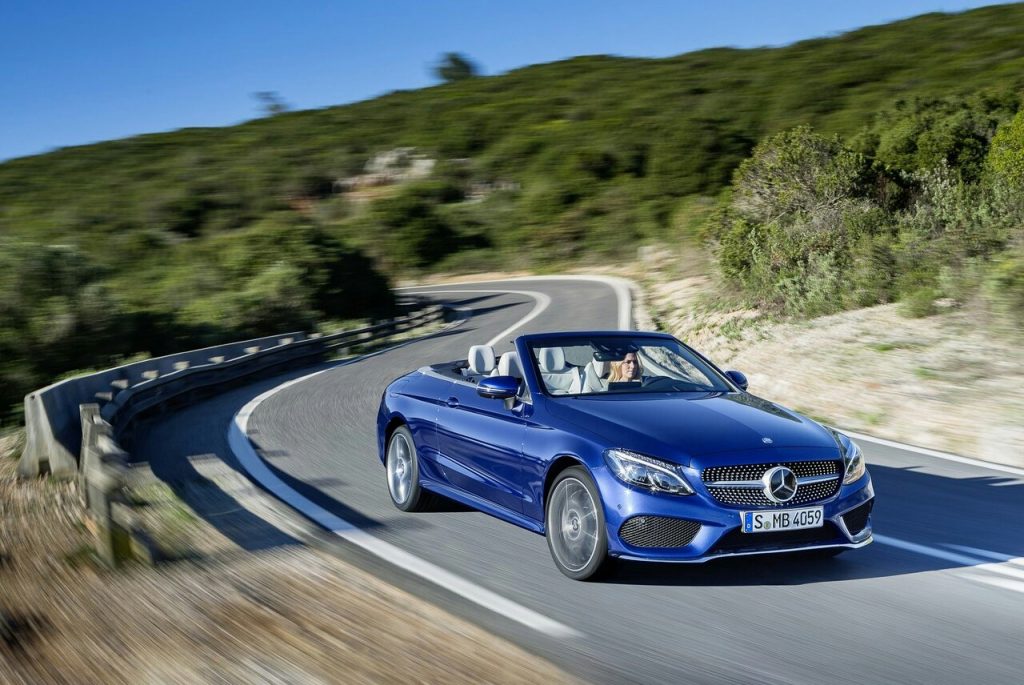2017 Mercedes-Benz C-Class Cabrio mavi gövde önden üç çeyrek görünüm