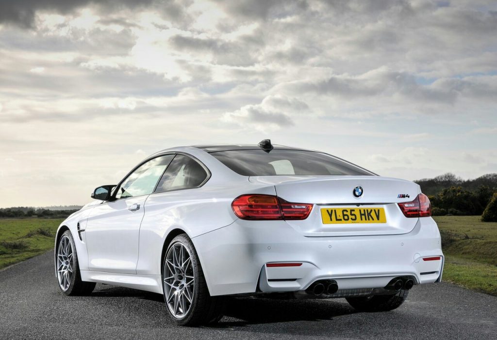 M4 Competition Coupe yolda arkadan görünüm