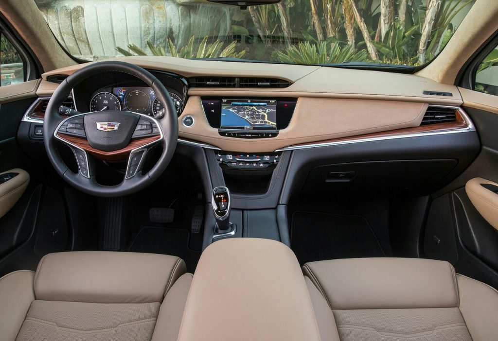 XT5 kokpit ve orta konsol görünümü