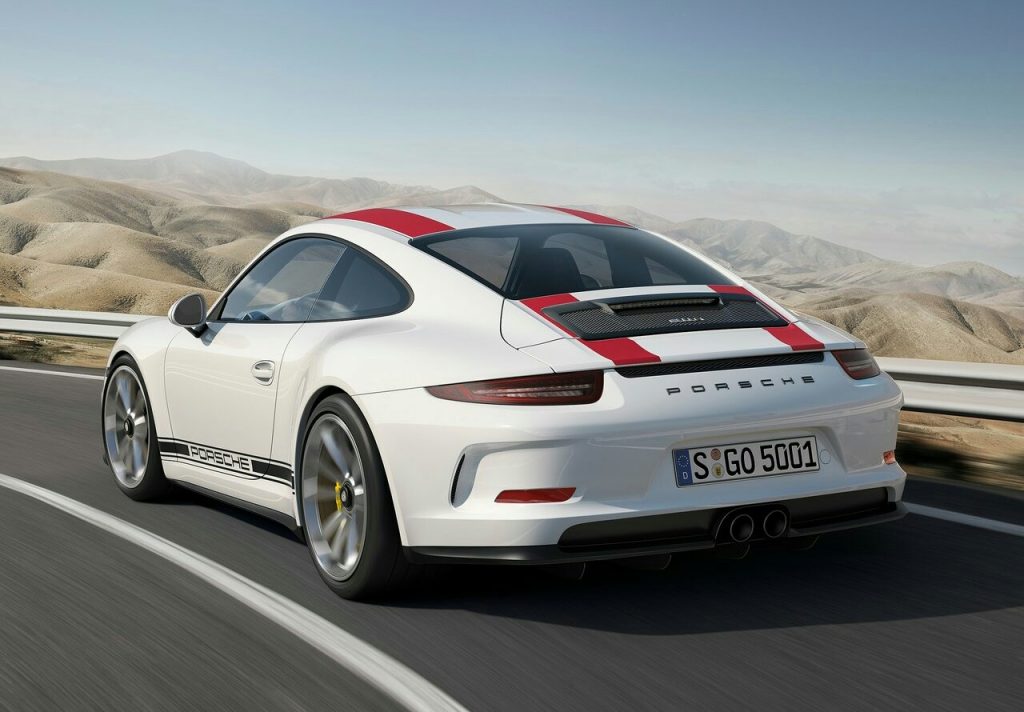 911 R kırmızı şeritli arka üç çeyrek görünümü