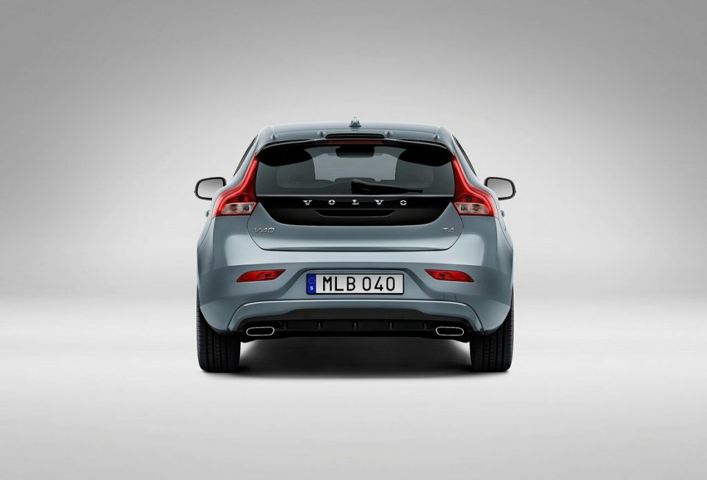 Volvo V40 açık gri gövde arka görünümü