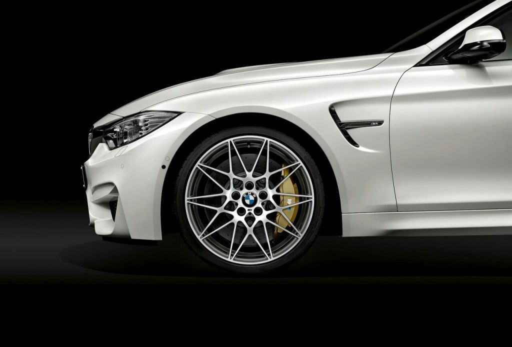 BMW M4 Competition ön tekerlek ve çamurluk detayı