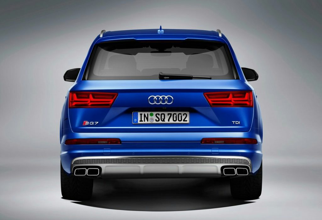 Audi SQ7 arka görünüm ve dört egzoz çıkışı