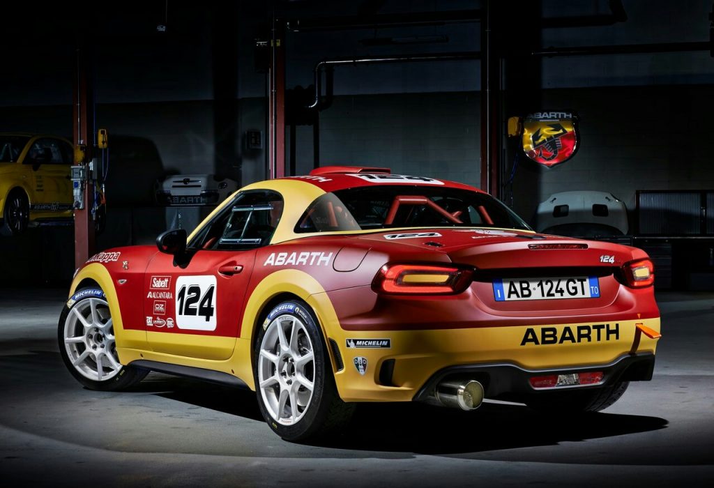 Abarth 124 Rally yan ve arka görünümü