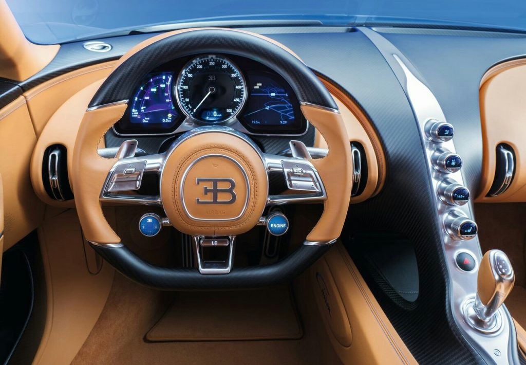 Bugatti Chiron direksiyon gösterge ve orta konsol detayı