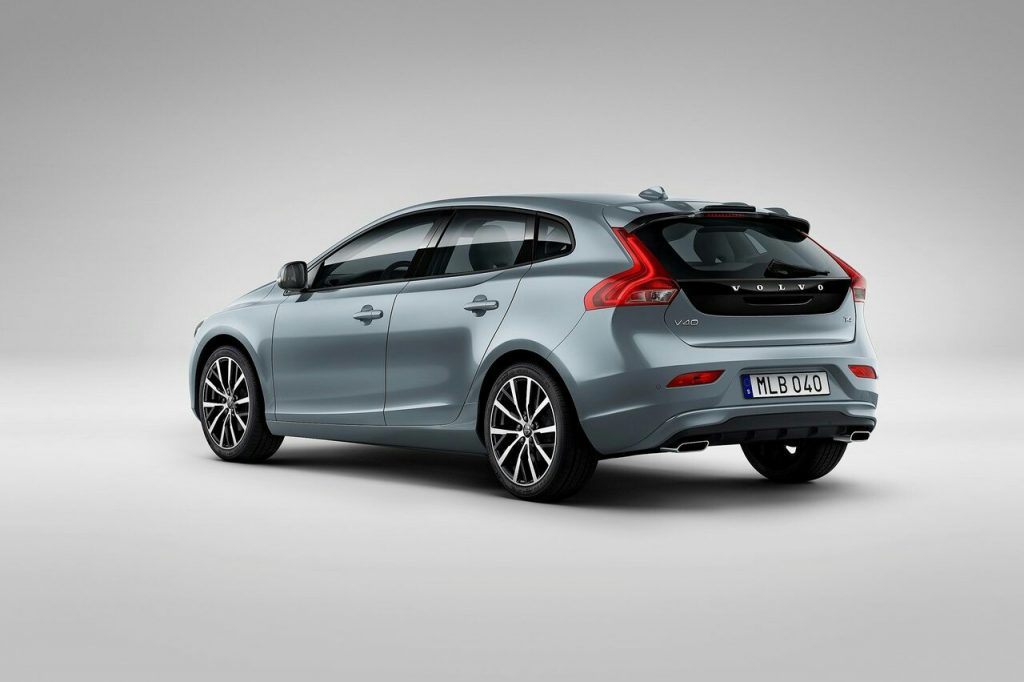 Volvo V40 açık gri gövde arka üç çeyrek görünümü