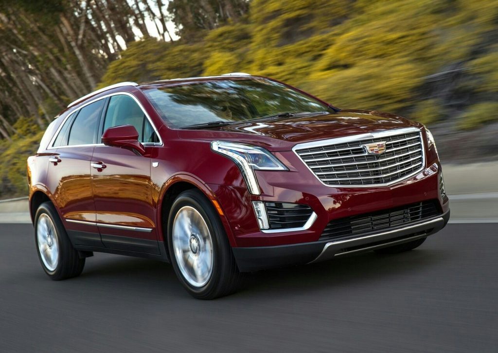 Cadillac XT5 kırmızı gövde ön üç çeyrek sürüş görünümü