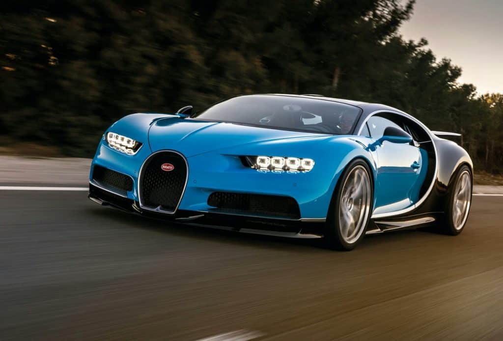 Bugatti Chiron mavi gövde hareket halinde ön görünümü