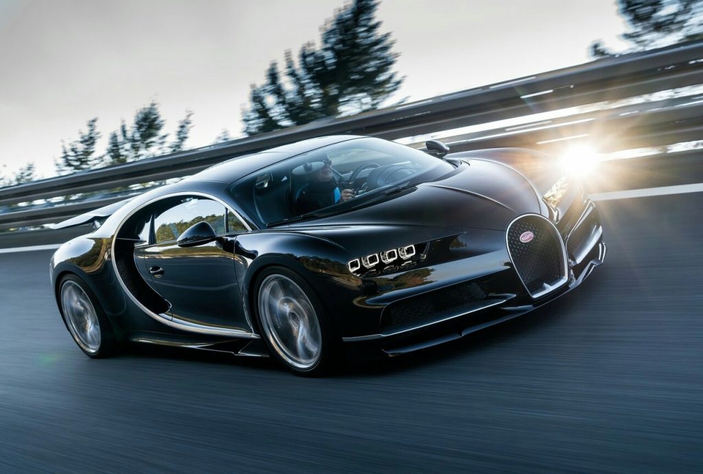 Bugatti Chiron hareket halinde ön üç çeyrek görünümü