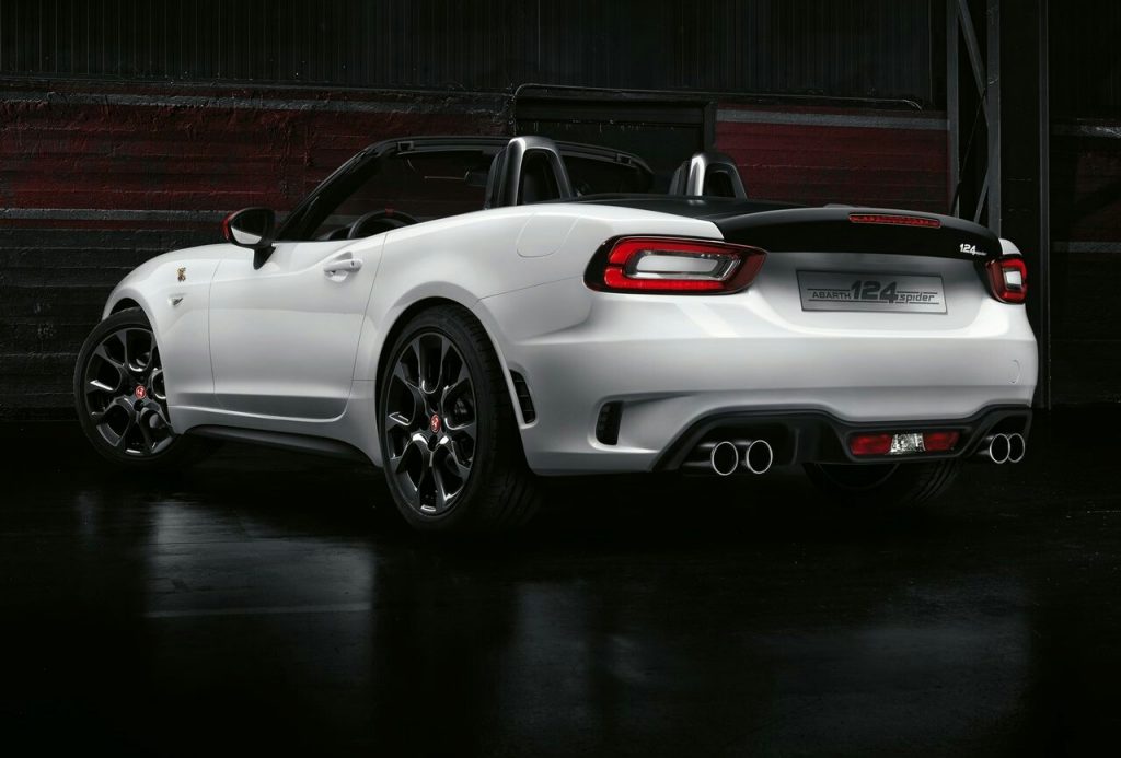 Abarth 124 Spider arka üç çeyrek görünümü