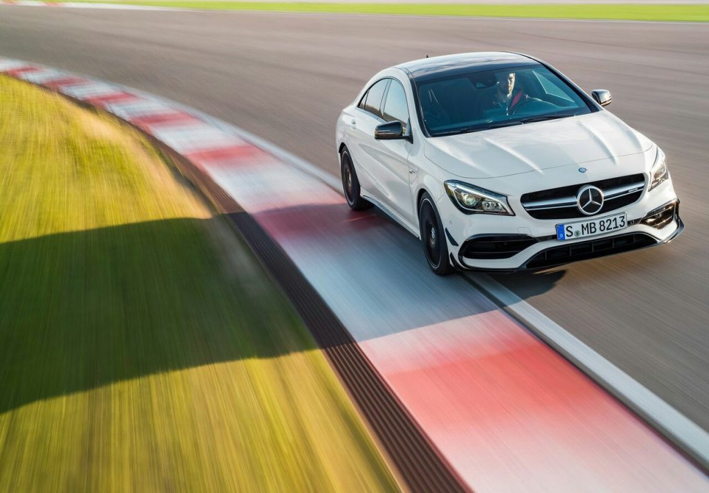 Mercedes-Benz CLA45 AMG pistte önden görünüm