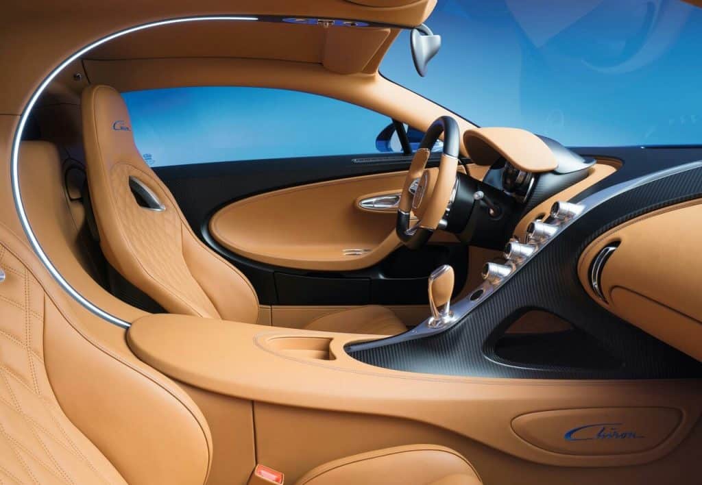 Bugatti Chiron yolcu bölümü ve C biçimli iç mekan çizgisi