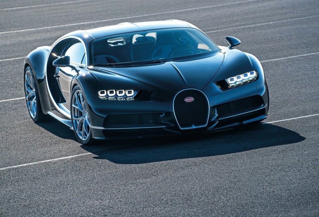 Bugatti Chiron siyah gövde ön üç çeyrek görünümü