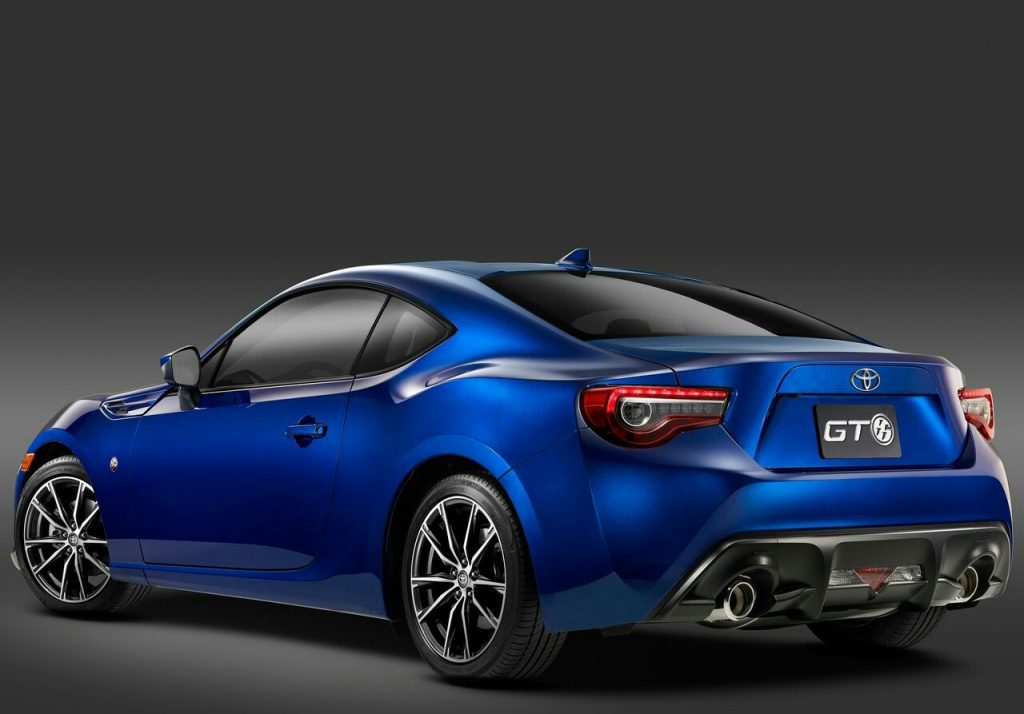 Toyota GT86 mavi gövde arka üç çeyrek görünüm