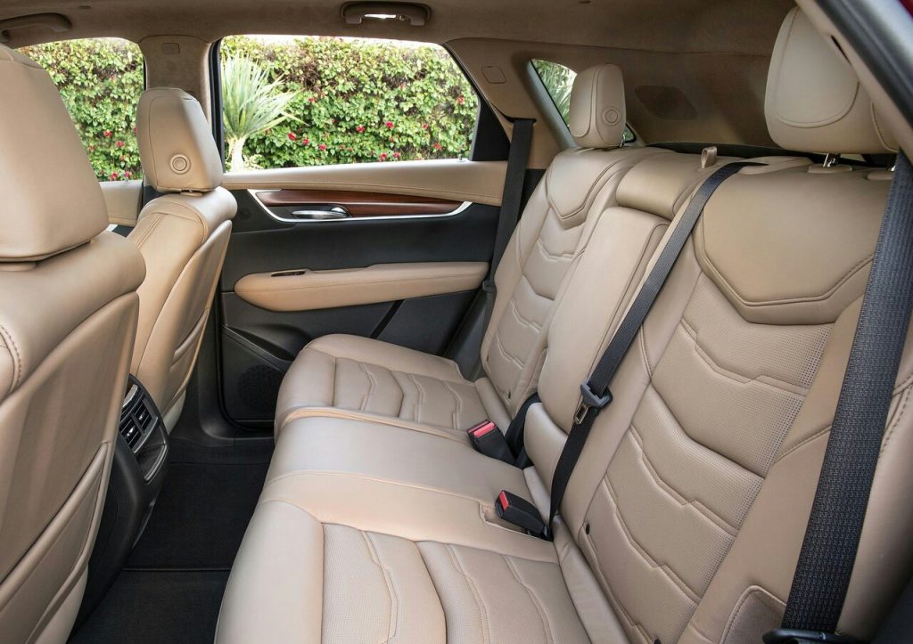 XT5 arka koltuk ve kapı içi görünümü