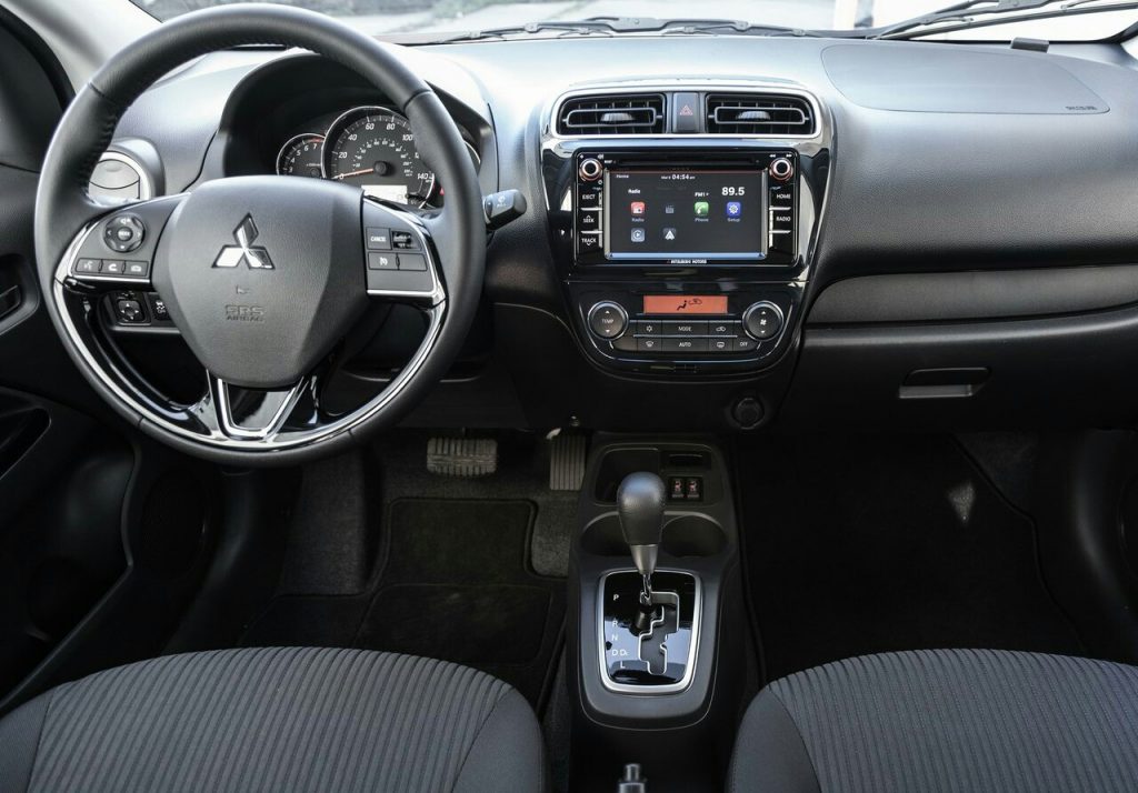 Mitsubishi Mirage G4 ön panel ve multimedya ekranı