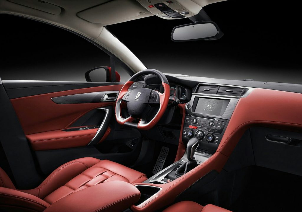 Kırmızı DS hatchback arka ve yan görünüm