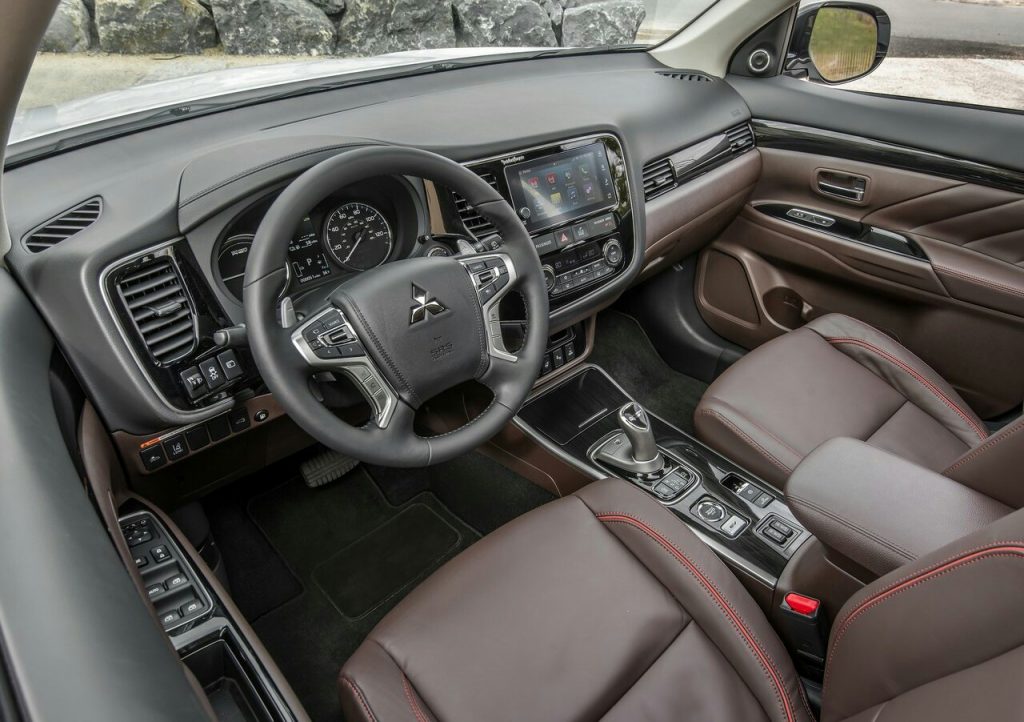 Mitsubishi Outlander PHEV kabin görünümü