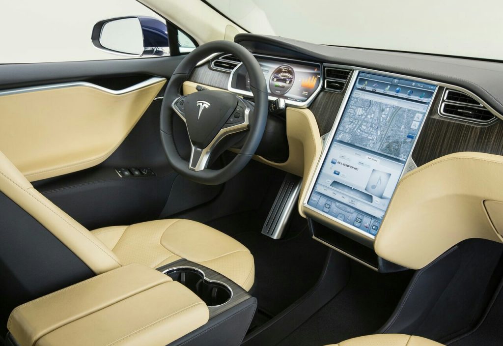 Elektrikli sedan açık renk iç mekân ve dikey ekran