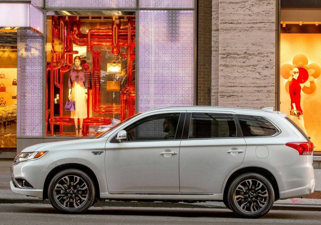 Mitsubishi Outlander PHEV arka üç çeyrek görünüm