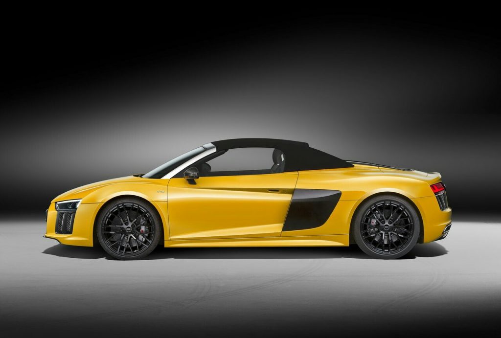 Audi R8 Spyder V10 kokpit ve direksiyon tasarımı