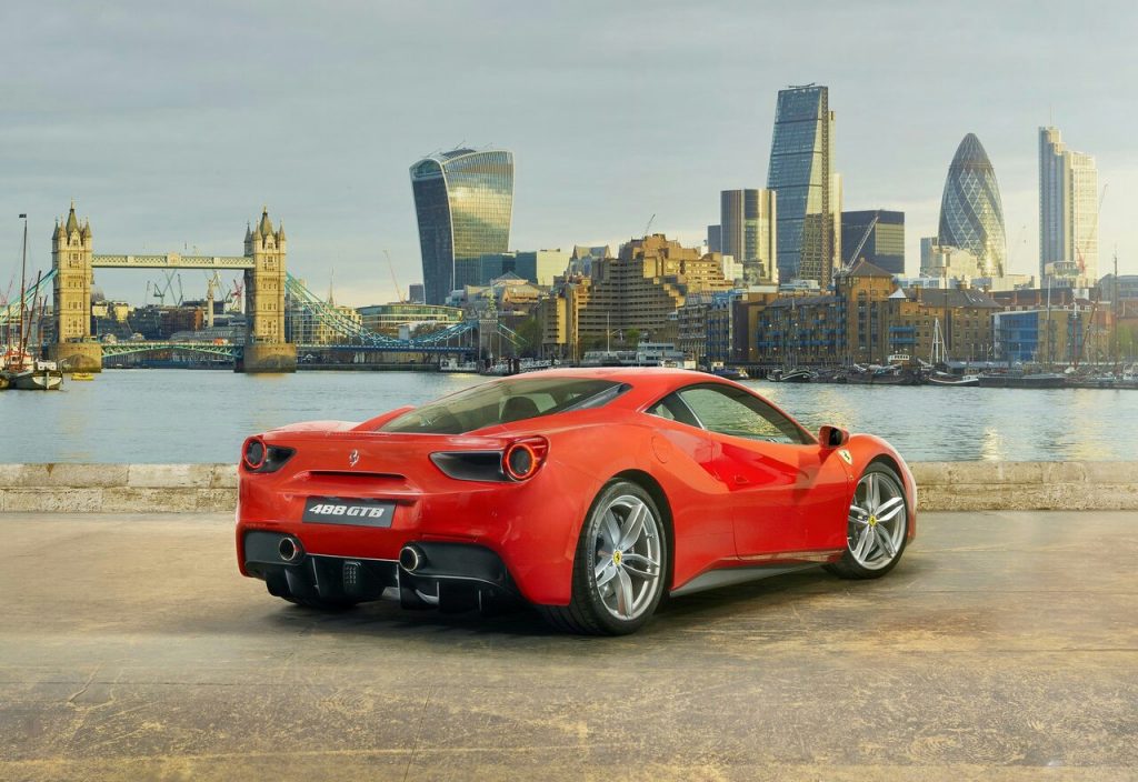 Ferrari 488 GTB yan profil görünümü
