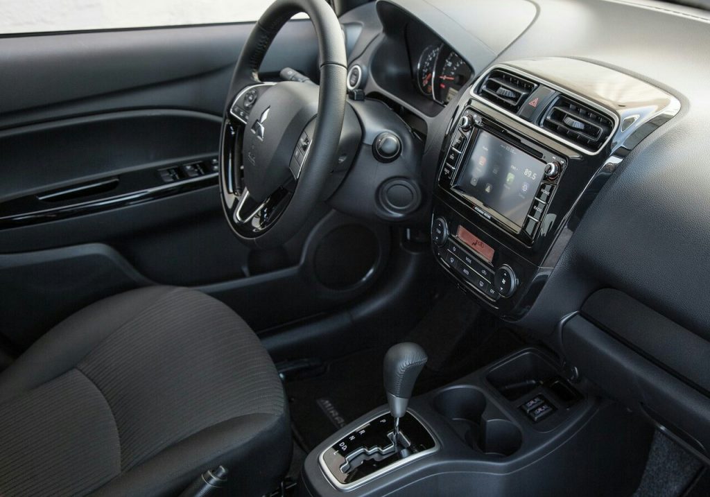 Mitsubishi Mirage G4 ön kabin ve CVT vites seçici