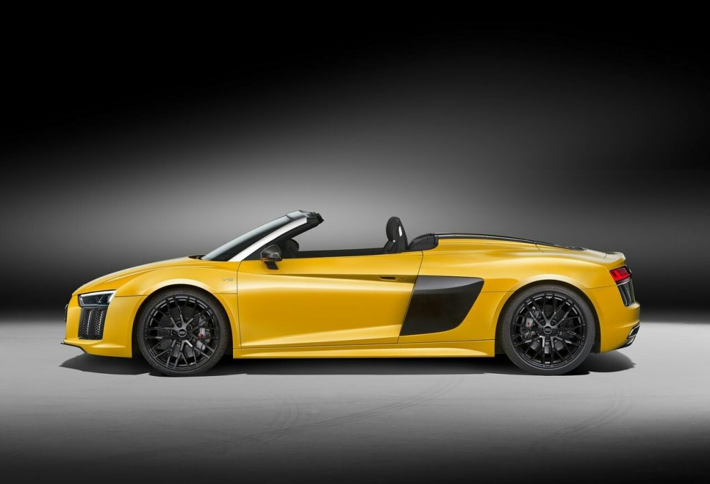 Audi R8 Spyder V10 açık tavanlı kabin görünümü