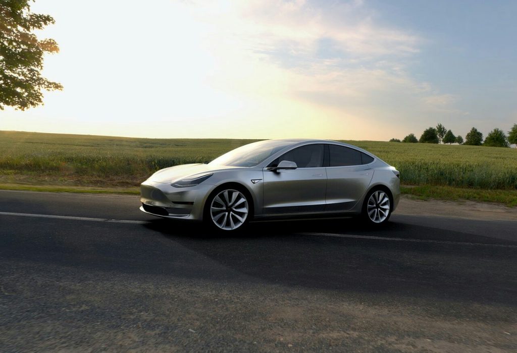 Tesla Model 3 gümüş renkli ön üç çeyrek görünümü