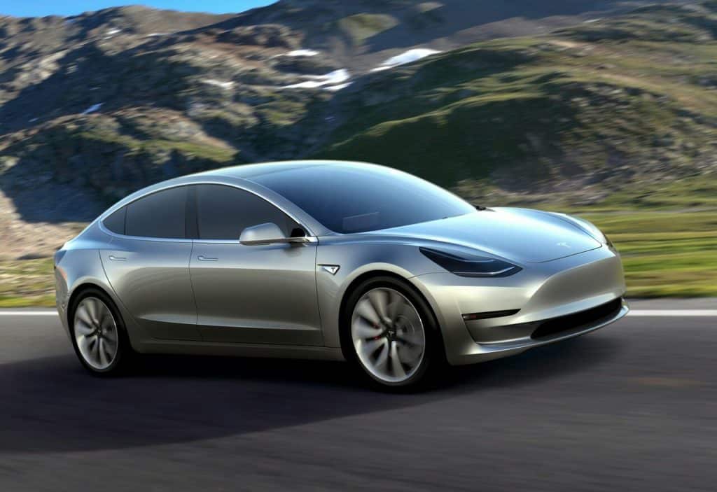 Tesla Model 3 gümüş renkli ön yan görünümü