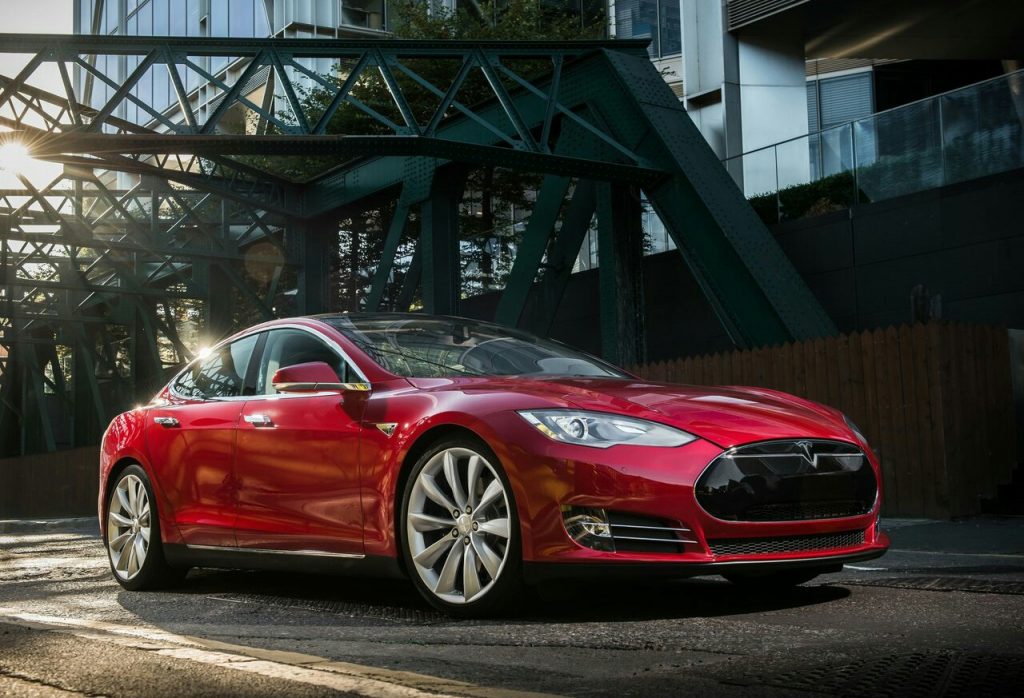 Kırmızı elektrikli sedan yakın ön açı