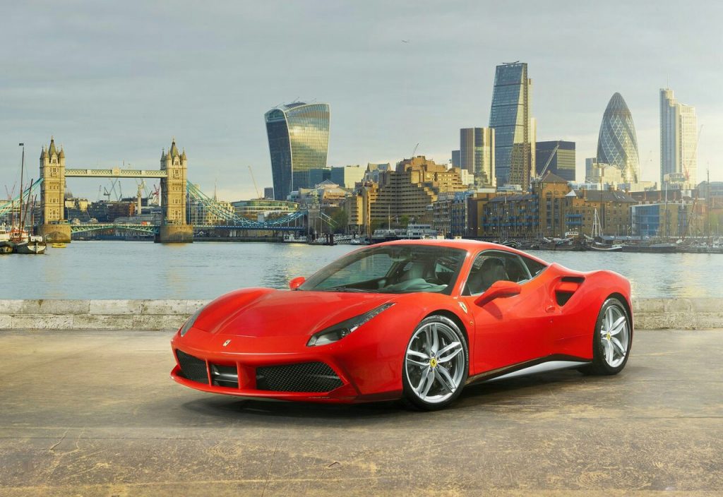 Ferrari 488 GTB ön üç çeyrek görünümü