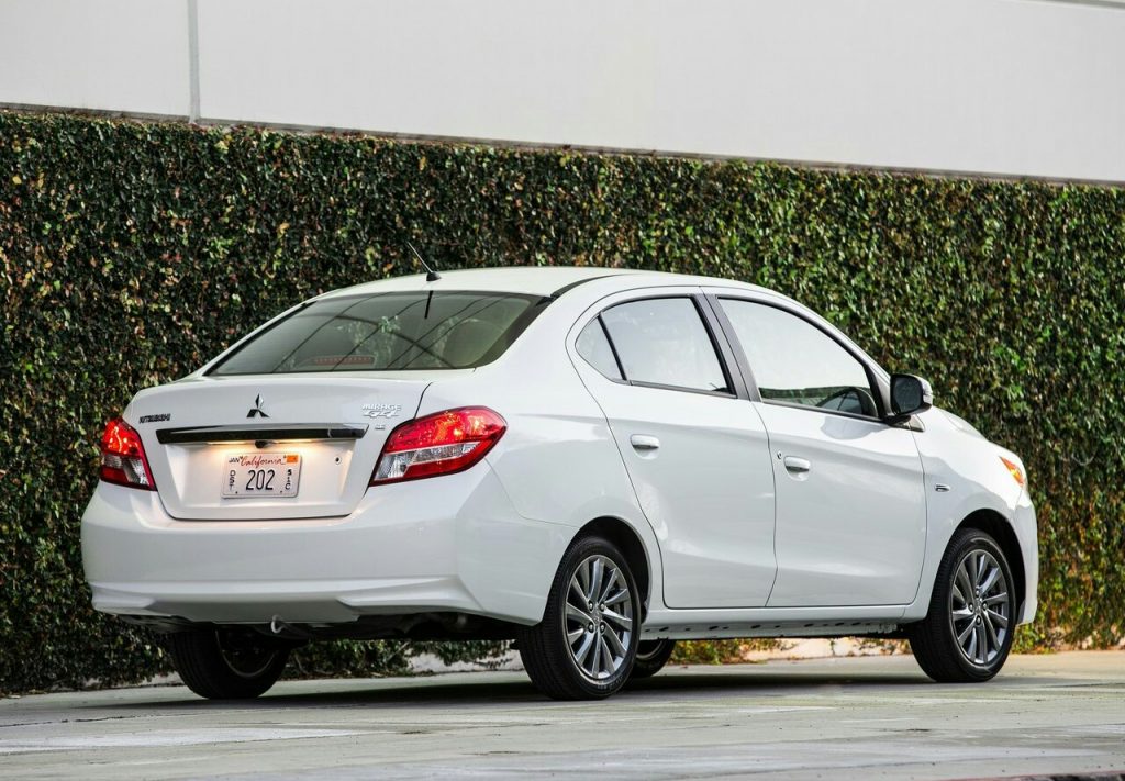 Mitsubishi Mirage G4 arkadan üç çeyrek görünüm