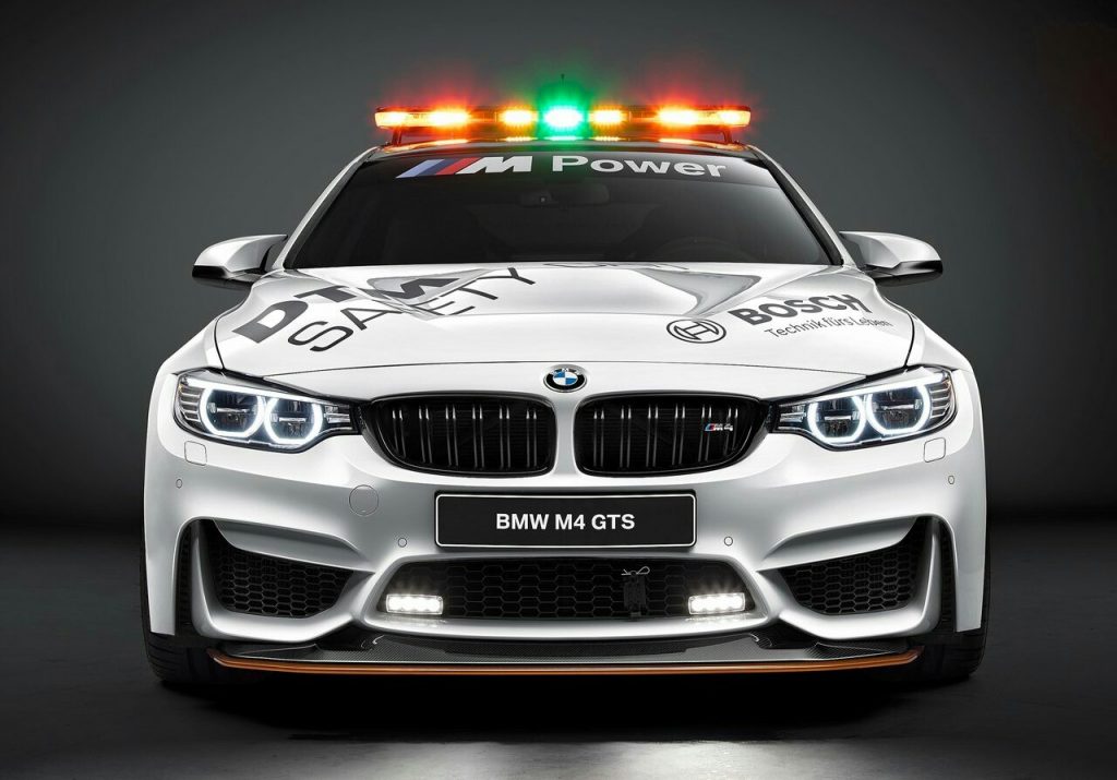 BMW M4 GTS güvenlik otomobili arka görünüm