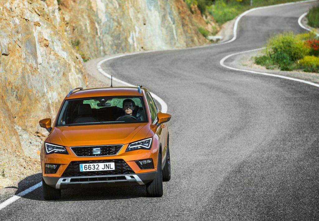 Ateca virajlı yolda önden görünüm