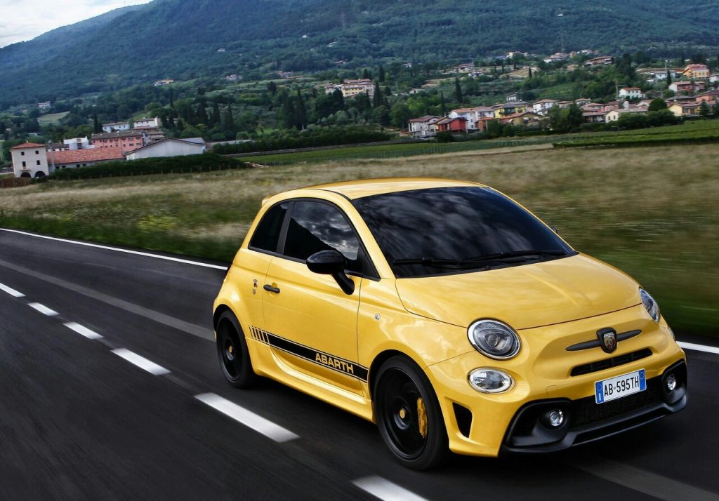 595 Competizione sarı gövdeyle yolda ön yan görünüm