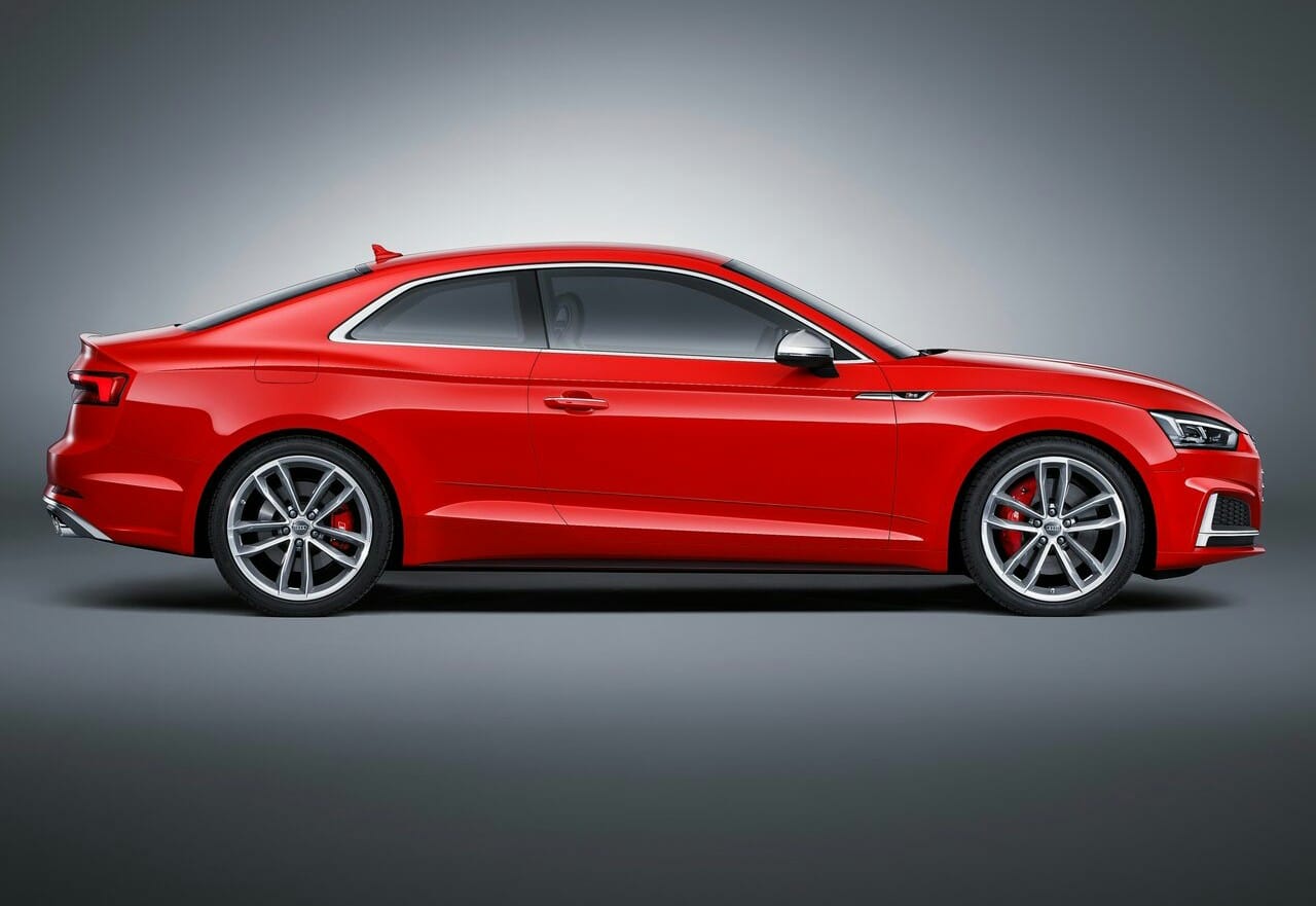 Audi S5 Coupe kırmızı gövde yan profil
