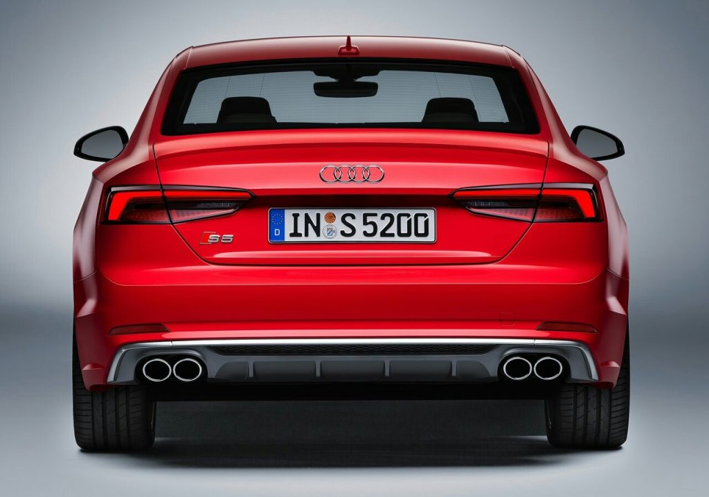Audi S5 Coupe arka görünüm ve dört egzoz çıkışı