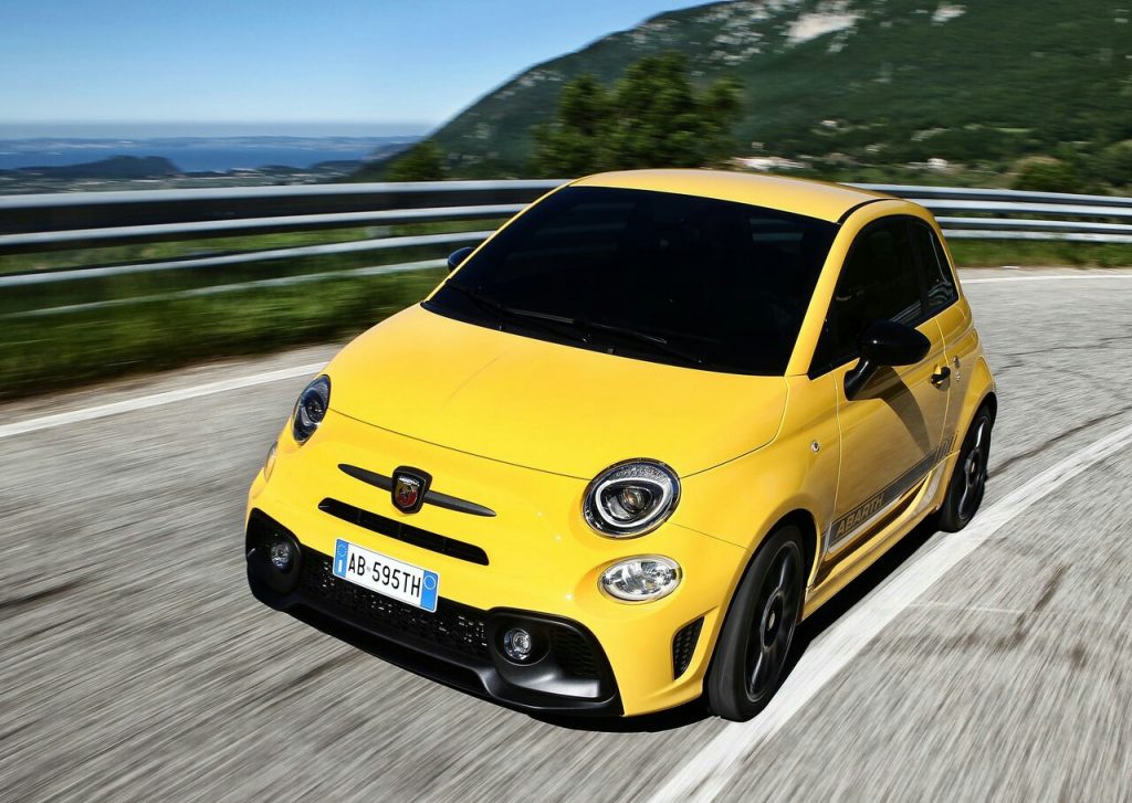 595 Competizione sarı gövde ve siyah jantlarla önden görünüm