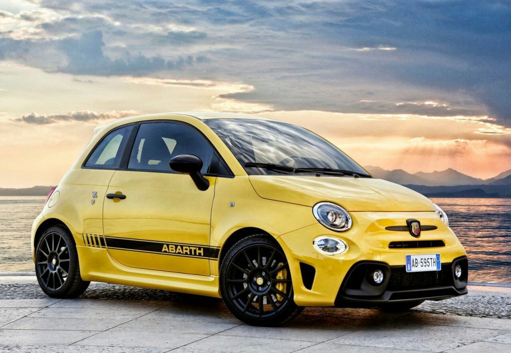 595 Competizione sarı gövde ve siyah yan şeritlerle ön üç çeyrek görünüm
