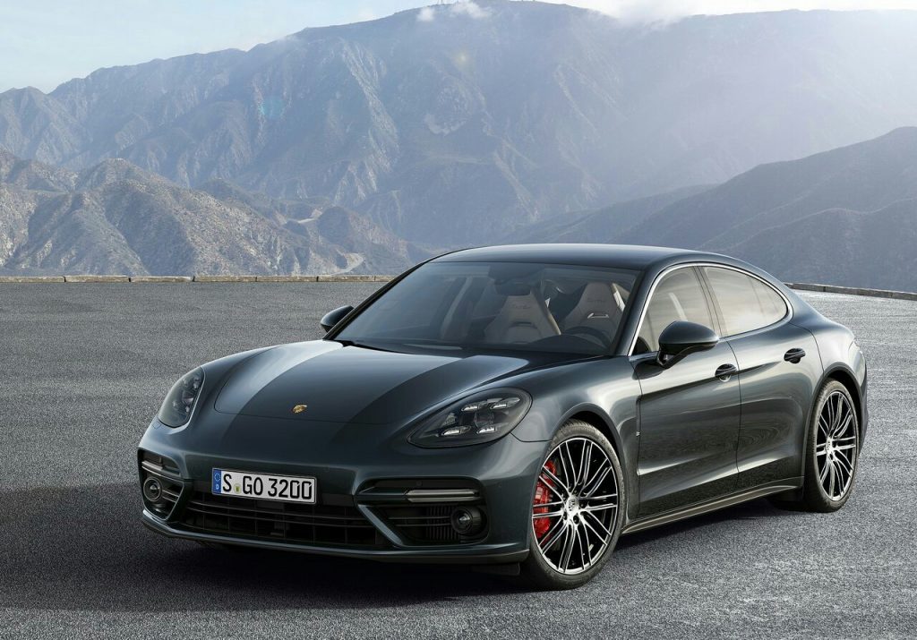 Porsche Panamera Turbo dağ yolunda ön görünüm
