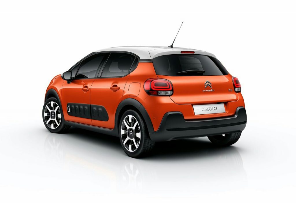 Citroen C3 turuncu gövde arka üç çeyrek görünüm
