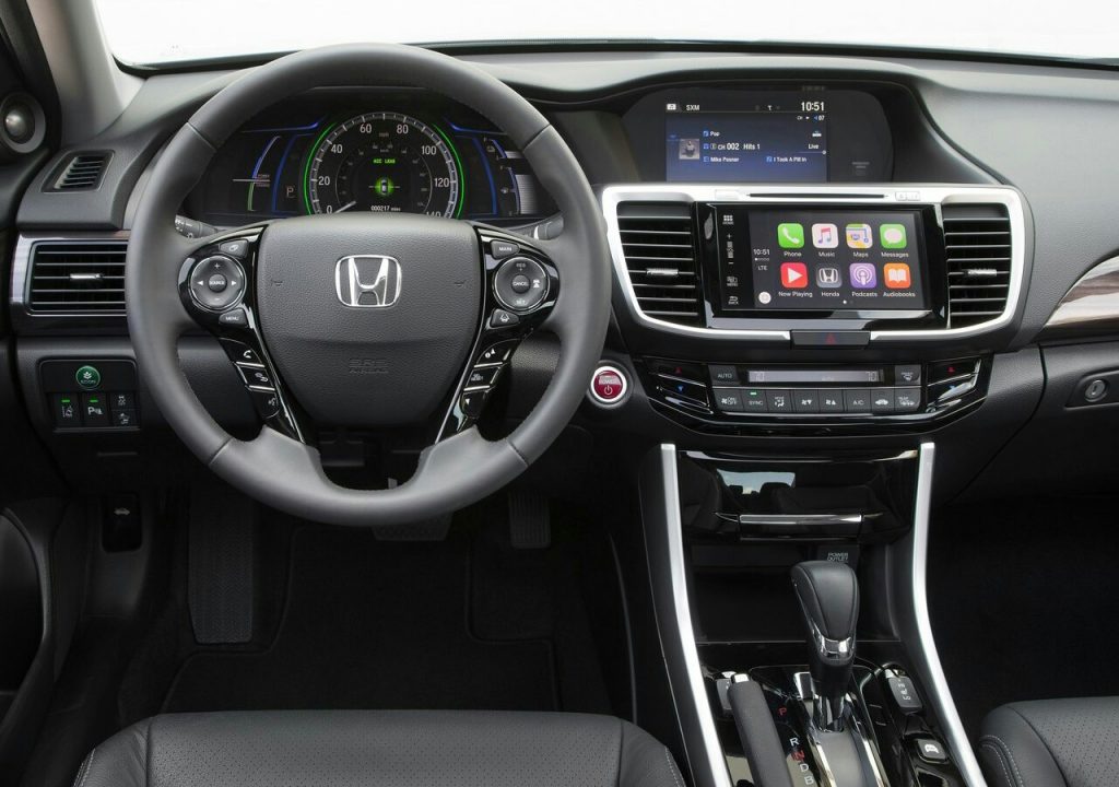 Honda Accord Hybrid direksiyon ve multimedya ekranı