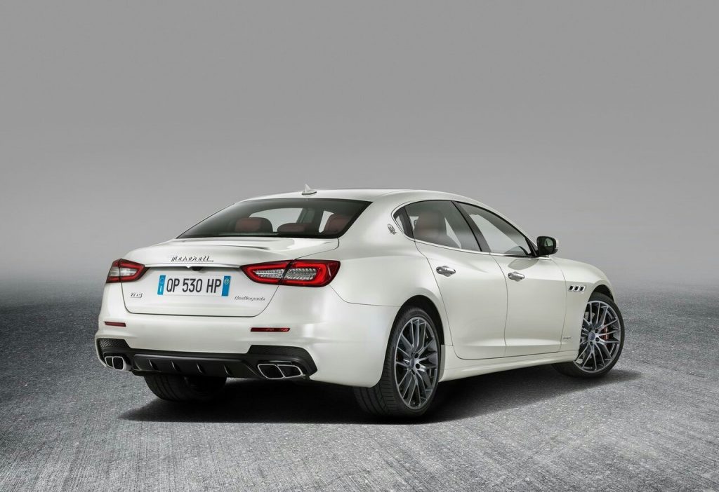 Maserati Quattroporte GTS beyaz arka görünüm
