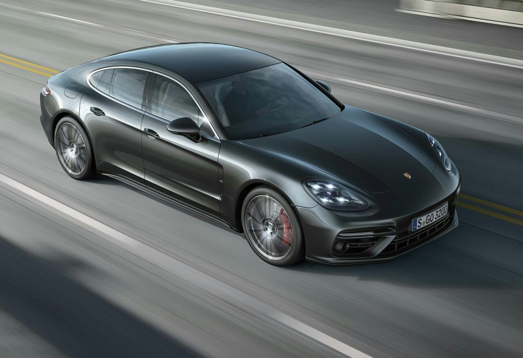 Porsche Panamera Turbo hareket halinde üstten görünüm