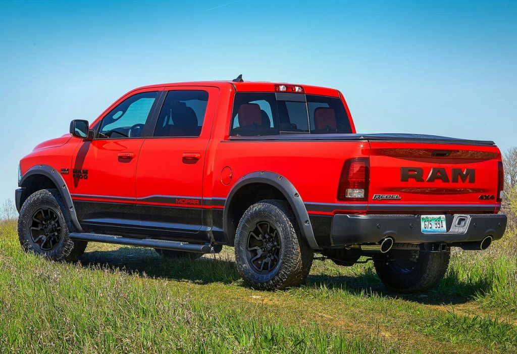 Mopar Ram Rebel yan profil ve gövde grafikleri