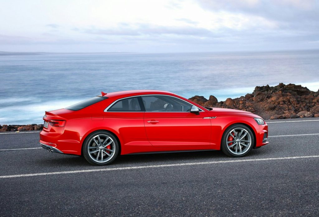 Audi S5 Coupe kıyı yolunda yan profil
