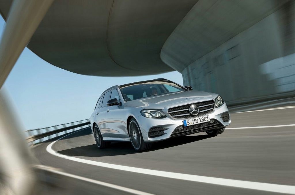 E-Class Estate yolda önden görünüm