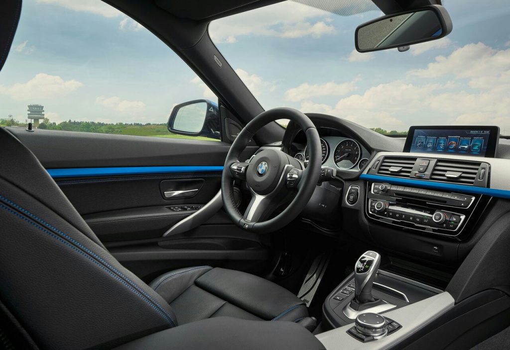 BMW 340i Gran Turismo M Sport ön kabin yan açı